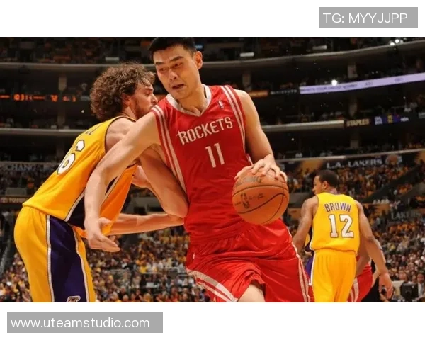 詹姆斯与姚明的传奇对决:篮球巨星如何改变NBA历史的篇章 詹姆斯与姚明的传奇对决:篮球巨星如何改变NBA历史的篇章