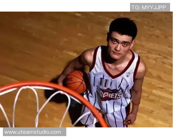 姚明与黎明携手合影展现友谊与荣耀的瞬间