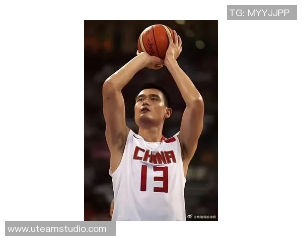 姚明侧身照片展现篮球巨星的风采与力量魅力