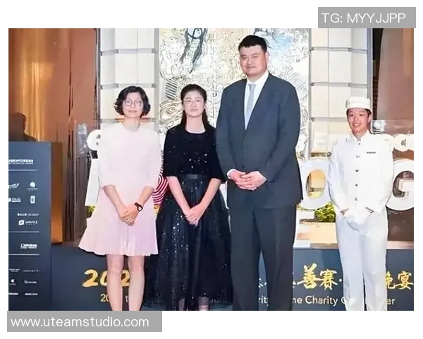 小孩调皮模仿姚明引发笑声网友称其为小姚明的搞笑瞬间