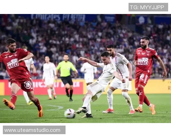 足总杯激战：AC米兰与里昂战平绝杀瞬间引发全场狂欢点评